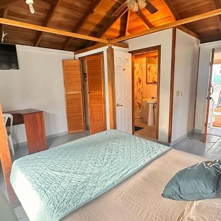 Las Palmas Beach Hotel Dixon Cove Dış mekan fotoğraf