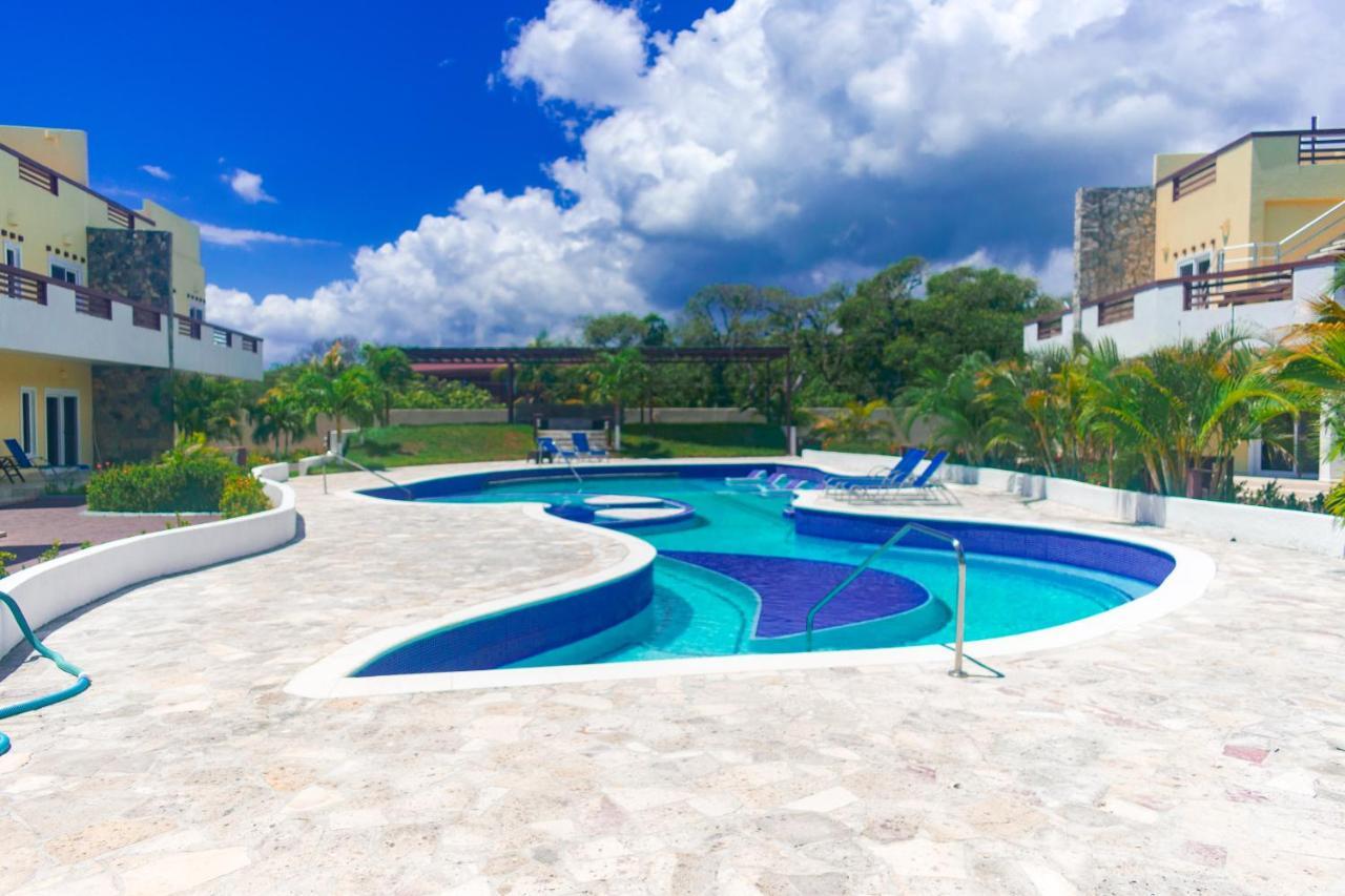 Las Palmas Beach Hotel Dixon Cove Dış mekan fotoğraf
