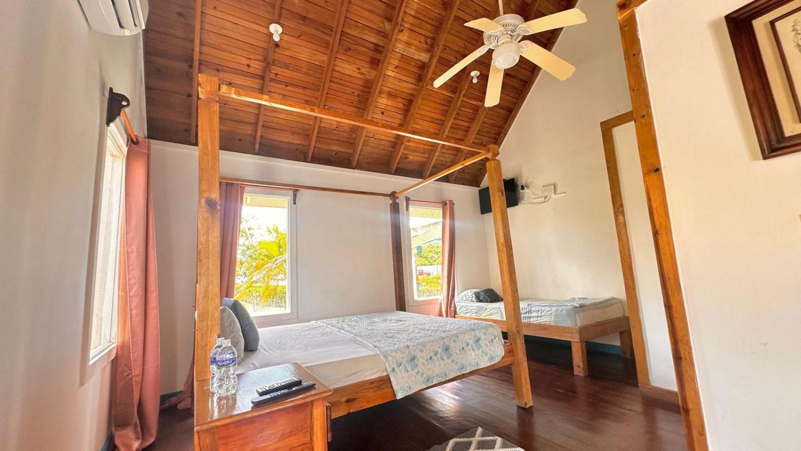 Las Palmas Beach Hotel Dixon Cove Dış mekan fotoğraf