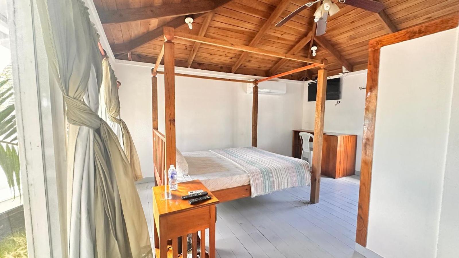 Las Palmas Beach Hotel Dixon Cove Dış mekan fotoğraf