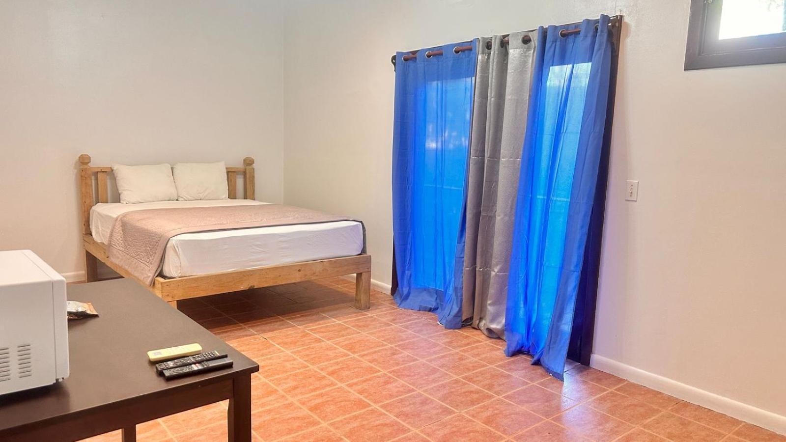 Las Palmas Beach Hotel Dixon Cove Dış mekan fotoğraf