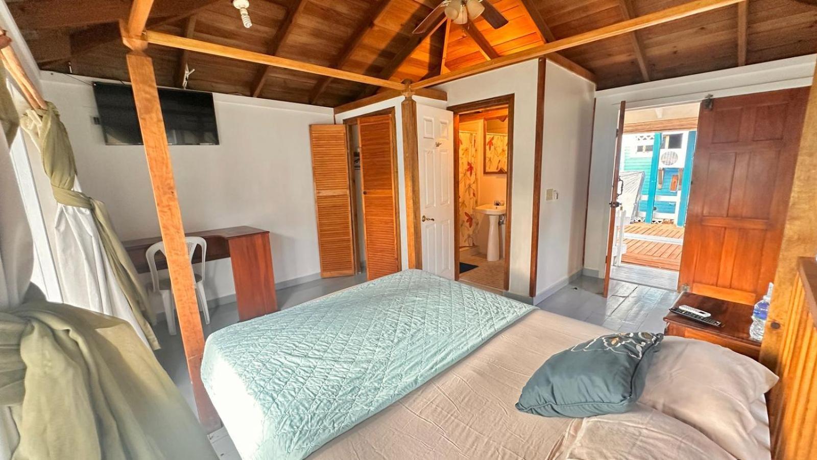 Las Palmas Beach Hotel Dixon Cove Dış mekan fotoğraf