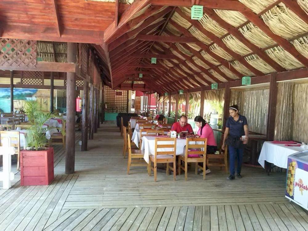 Las Palmas Beach Hotel Dixon Cove Dış mekan fotoğraf