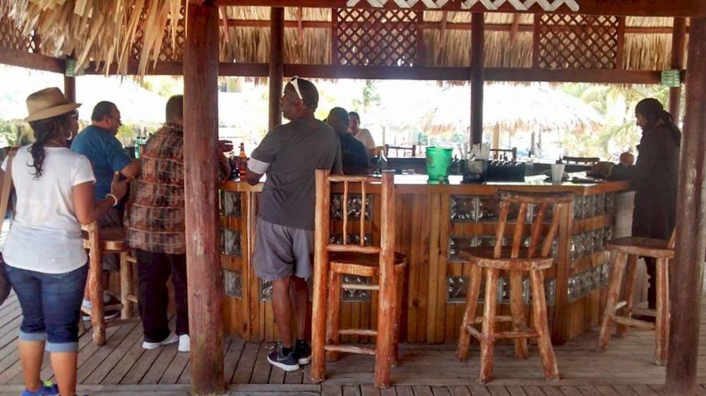 Las Palmas Beach Hotel Dixon Cove Dış mekan fotoğraf