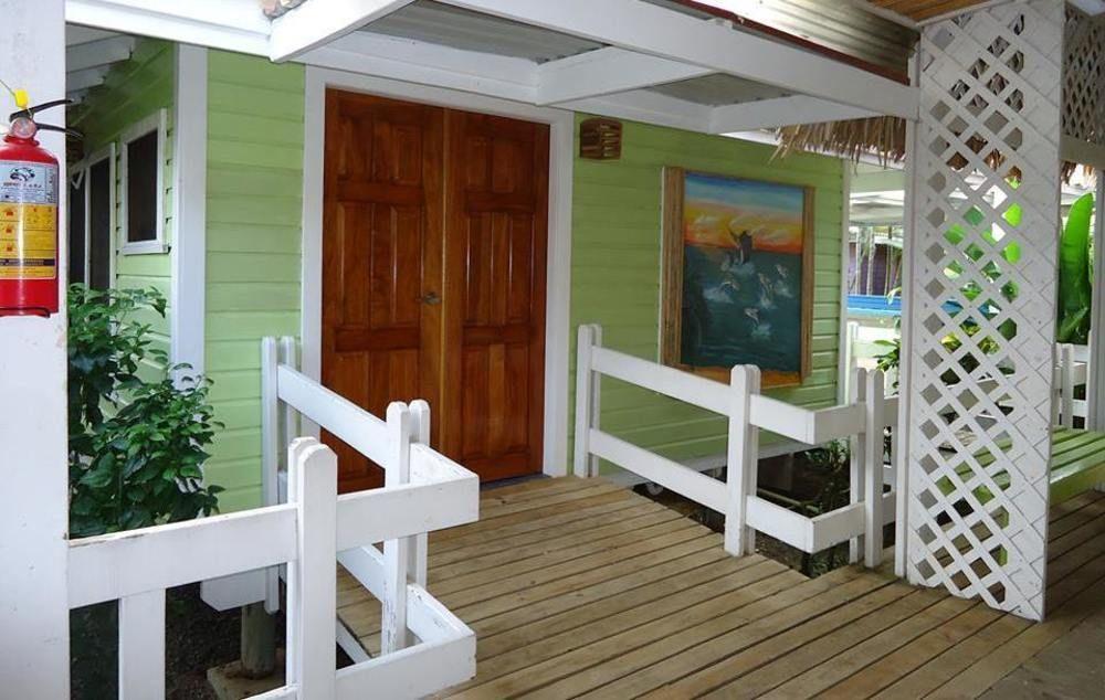 Las Palmas Beach Hotel Dixon Cove Dış mekan fotoğraf