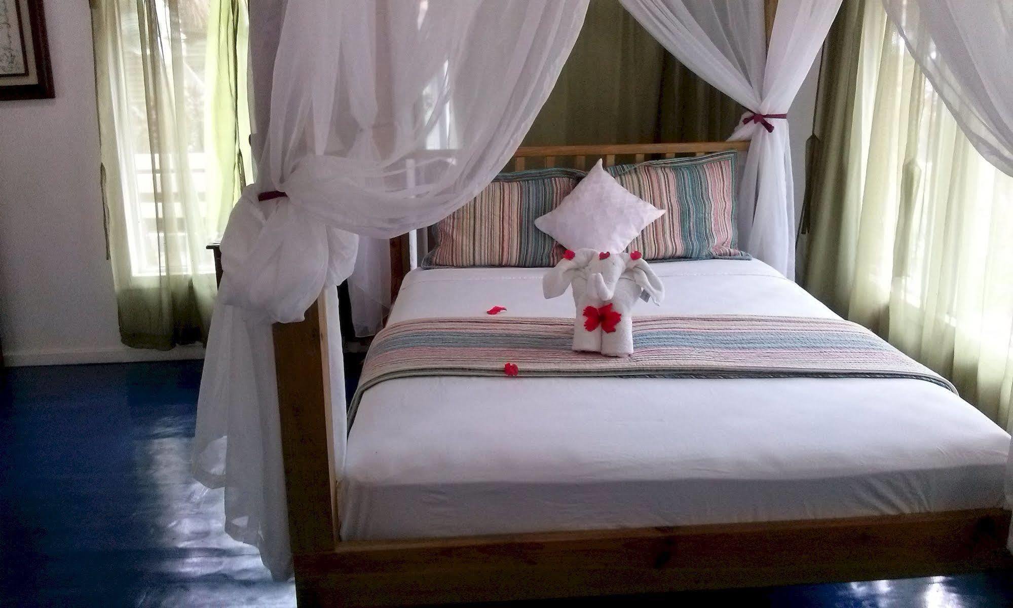 Las Palmas Beach Hotel Dixon Cove Dış mekan fotoğraf